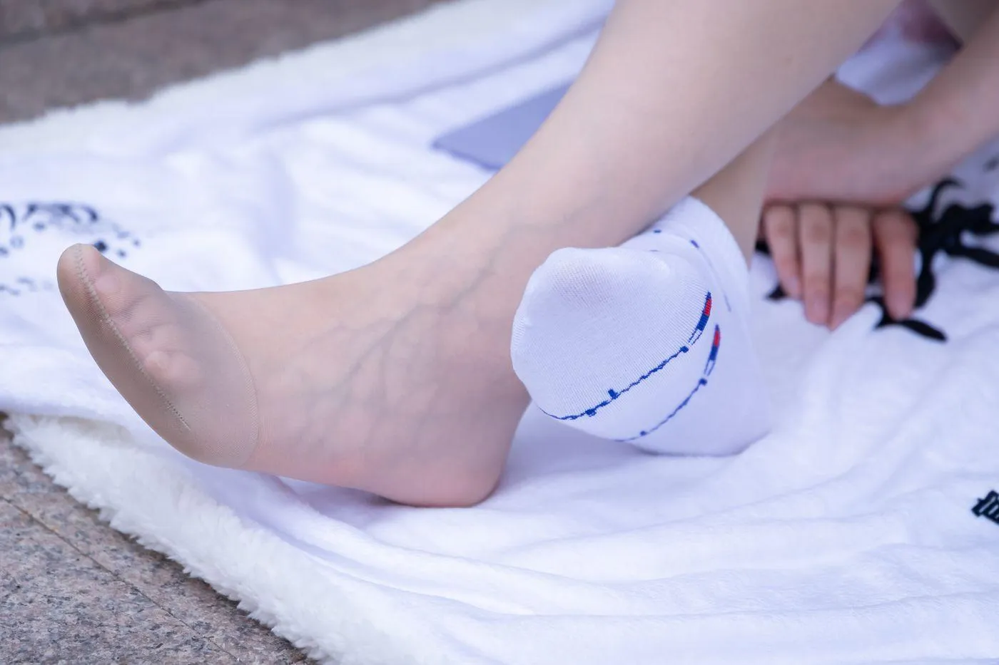 [BoBoSocks袜啵啵]NO.001 小甜豆-帆布鞋、白棉袜、肉丝 [138P]插图3